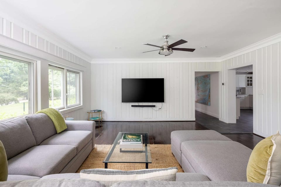 Summerwood by Rove Travel Home with Pool & Hot Tub House in Three Mile Harbor