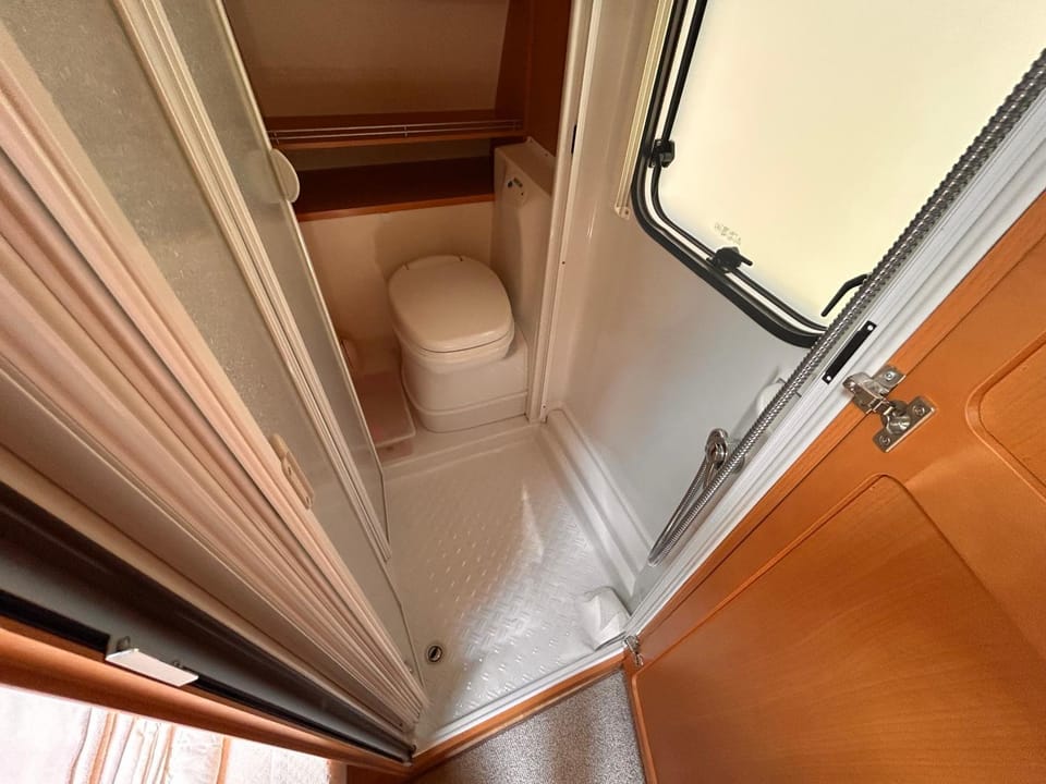 Shower, Toilet