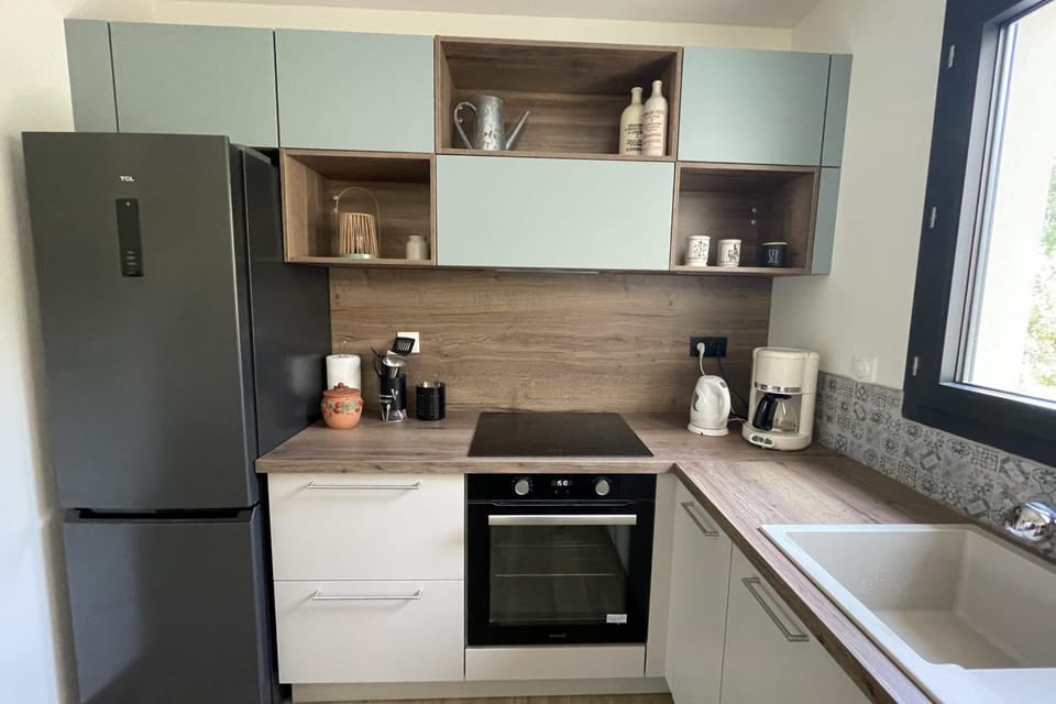 Coffee/tea facilities, Kitchen or kitchenette, oven, stove