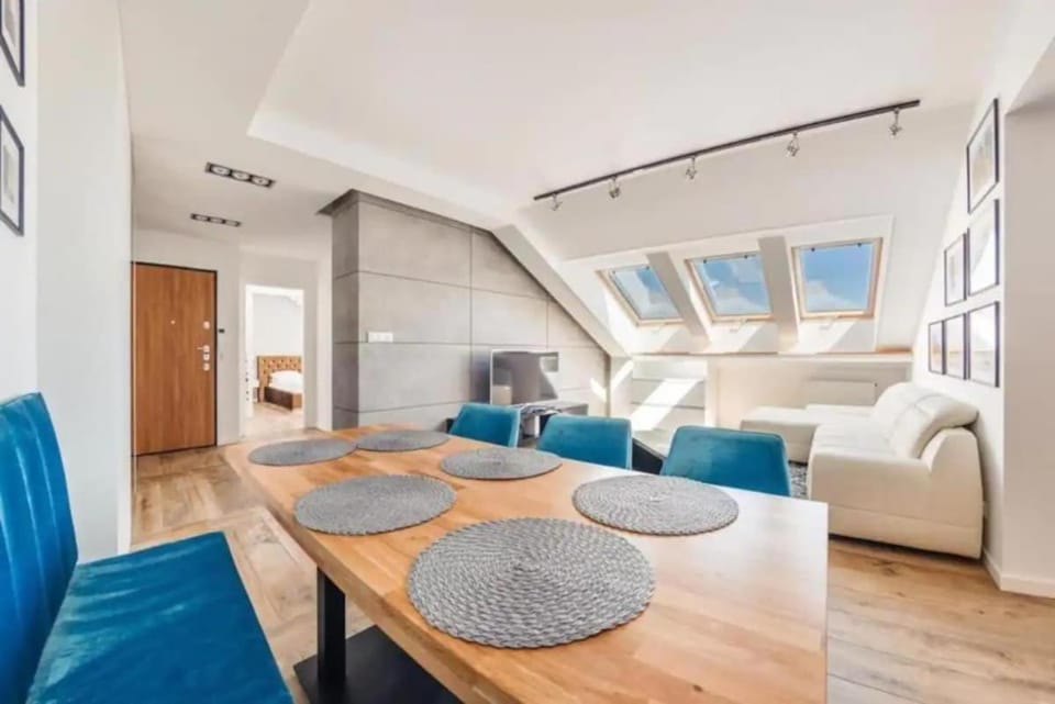 Bed, Living room, Photo of the whole room, Seating area, Bedroom