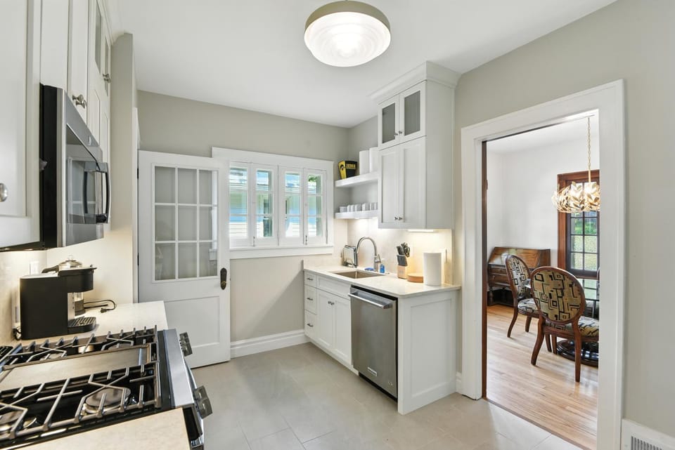 Charming Manville Heights Cottage Retreat home House in Iowa City