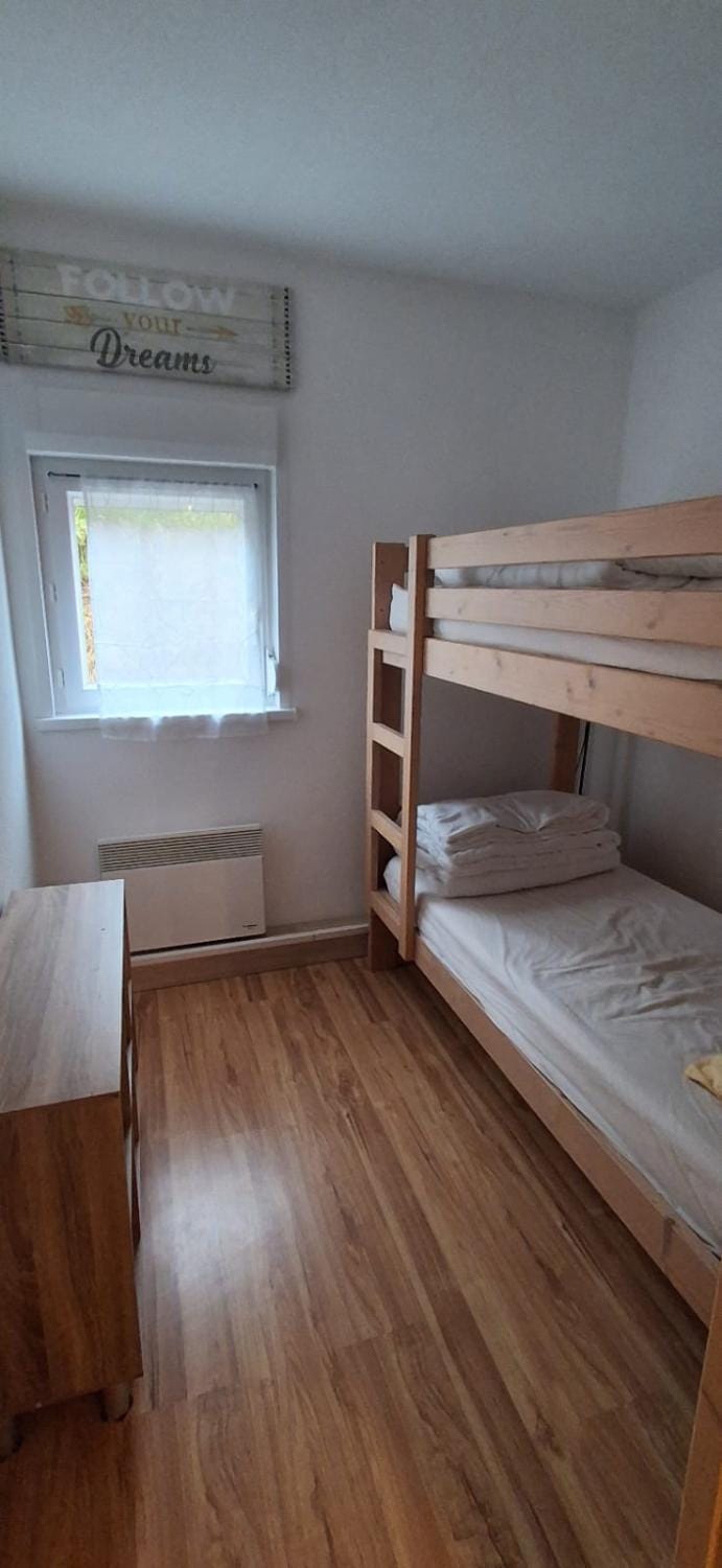 Bedroom, bunk bed