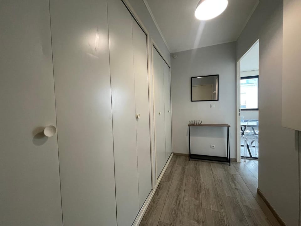 Facade/entrance, storage, washing machine