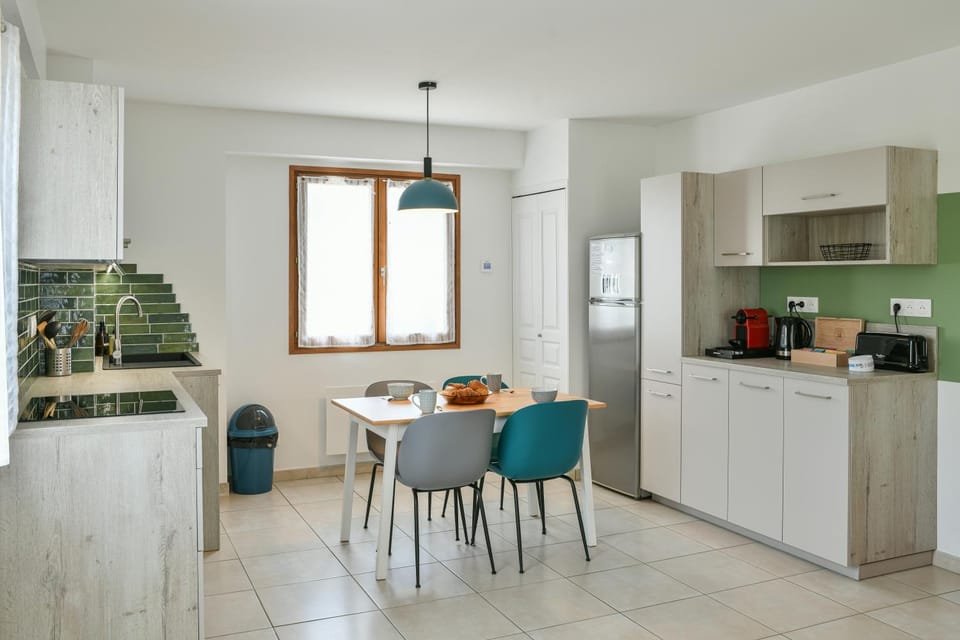 Property building, Kitchen or kitchenette, Living room