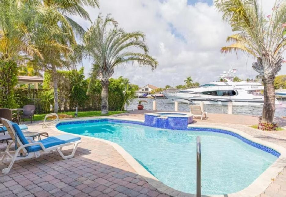 Waterfront House few steps to the beach Villa in Pompano Beach