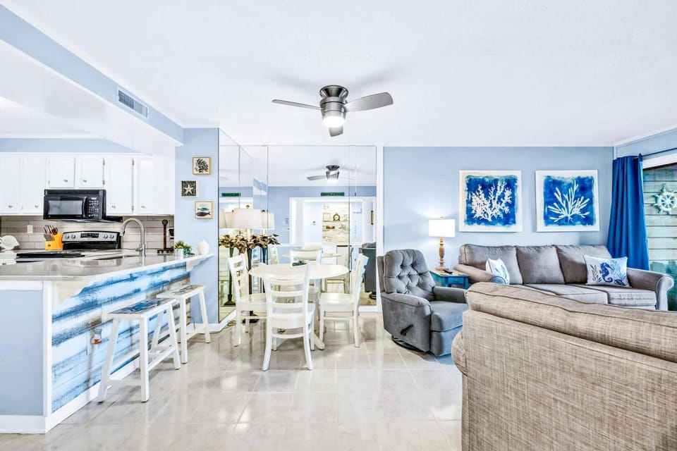 TV and multimedia, Kitchen or kitchenette, Living room, Seating area, Dining area, stove