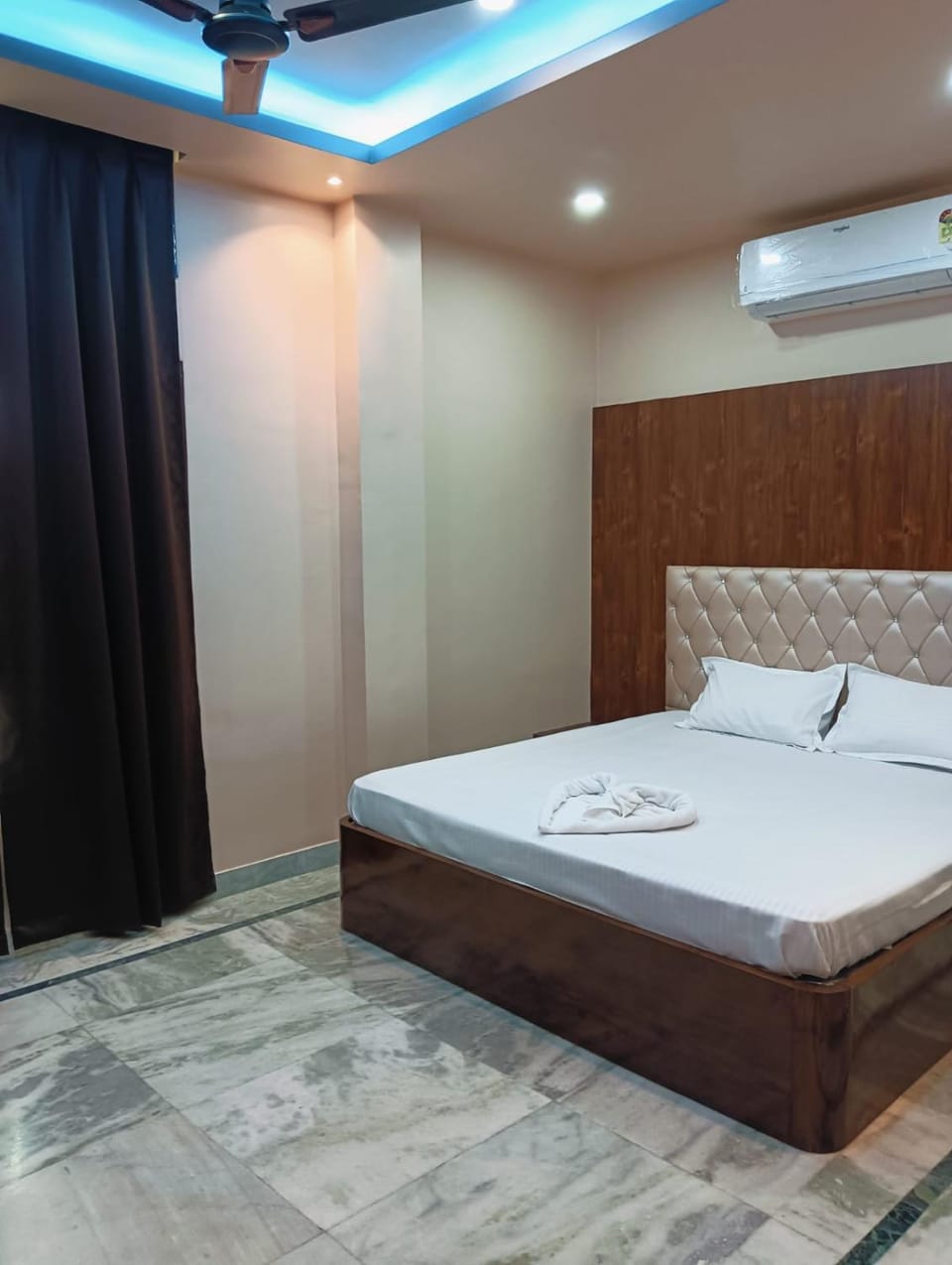 Bedroom, towels