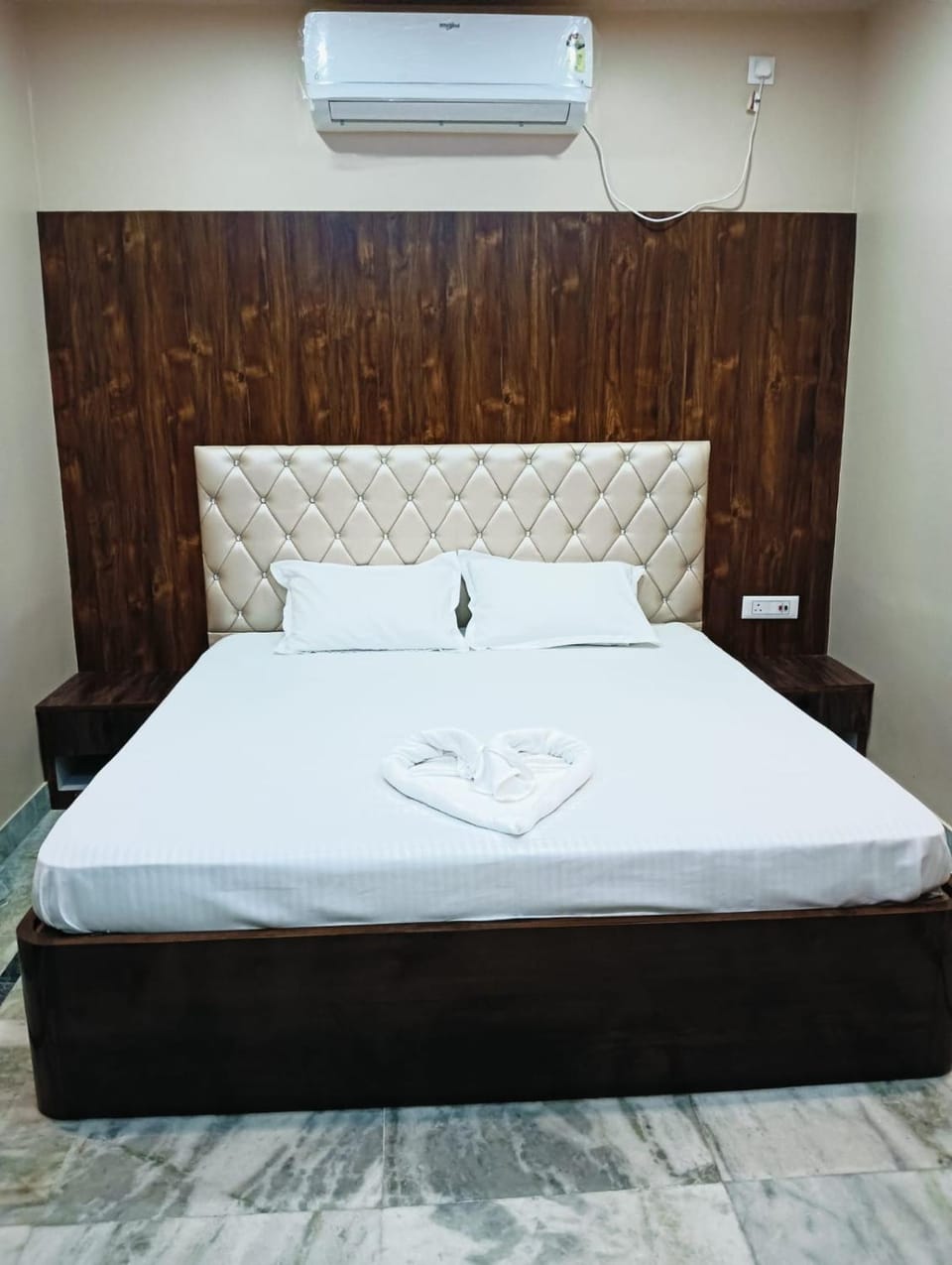 Bed, Bedroom, towels, air conditioner