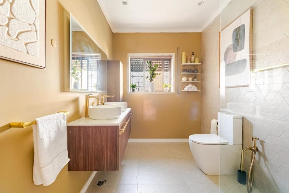 Toilet, Bathroom, towels