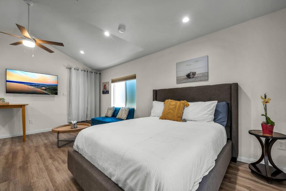 Bed, TV and multimedia, Bedroom