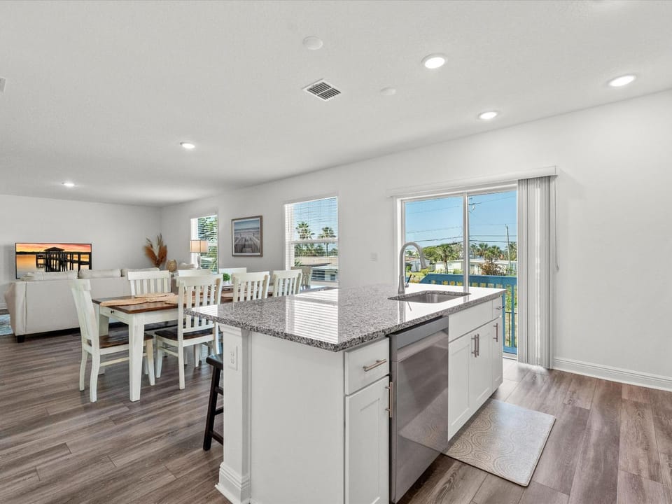 Kitchen or kitchenette, Dining area, Pool view, Swimming pool, dishwasher, kitchen