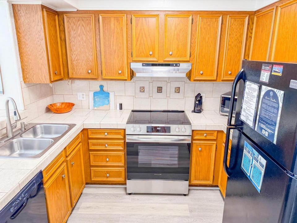 Kitchen or kitchenette, dishwasher, oven, stove