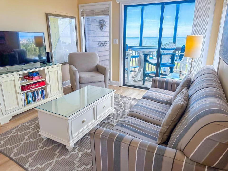 Communal lounge/ TV room, TV and multimedia, Living room, Seating area