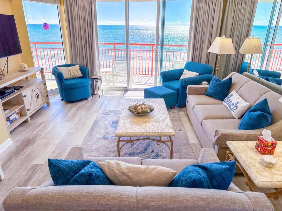 TV and multimedia, View (from property/room), Living room, Seating area, Sea view