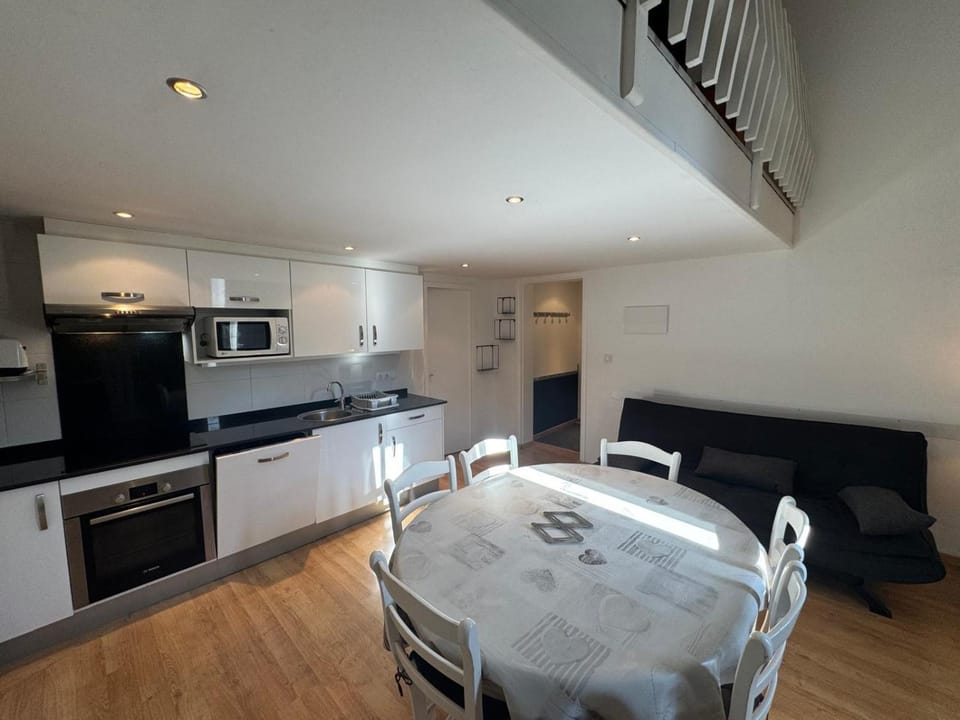 Kitchen or kitchenette, Dining area, dishwasher, oven, pet friendly, stove, toaster