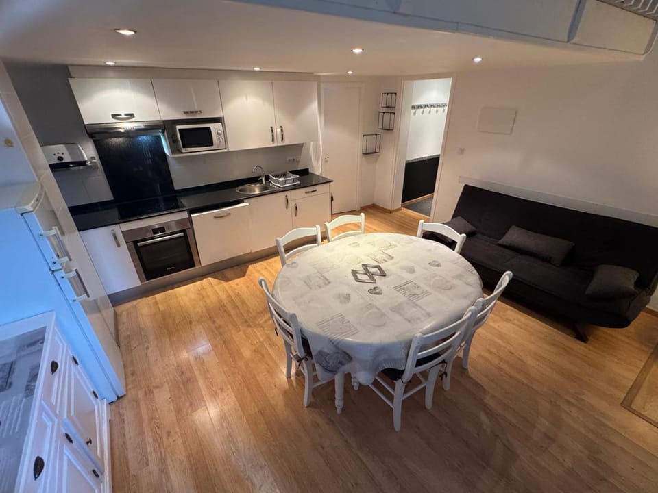 TV and multimedia, Kitchen or kitchenette, Living room, Seating area, Dining area, dishwasher, oven, pet friendly, stove