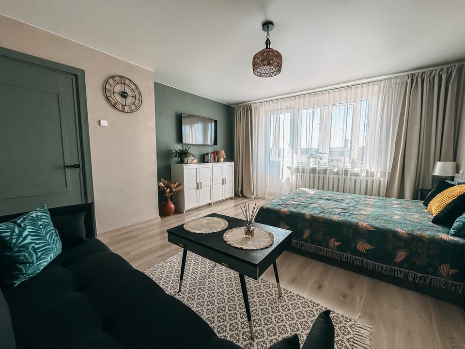 Bed, TV and multimedia, Living room, Photo of the whole room, Seating area, Bedroom