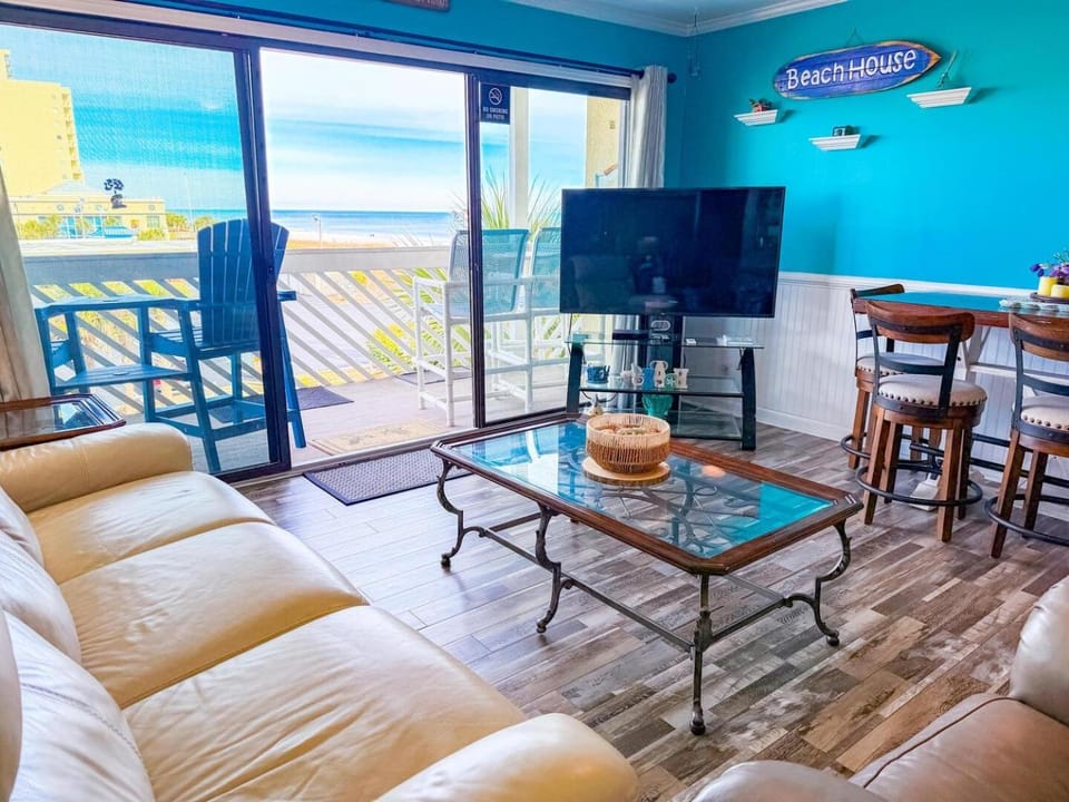 Patio, Communal lounge/ TV room, TV and multimedia, View (from property/room), Living room, Seating area, Dining area
