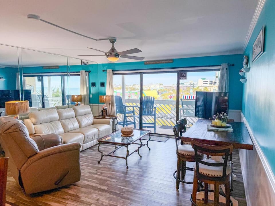 Communal lounge/ TV room, TV and multimedia, Living room, Seating area, Dining area