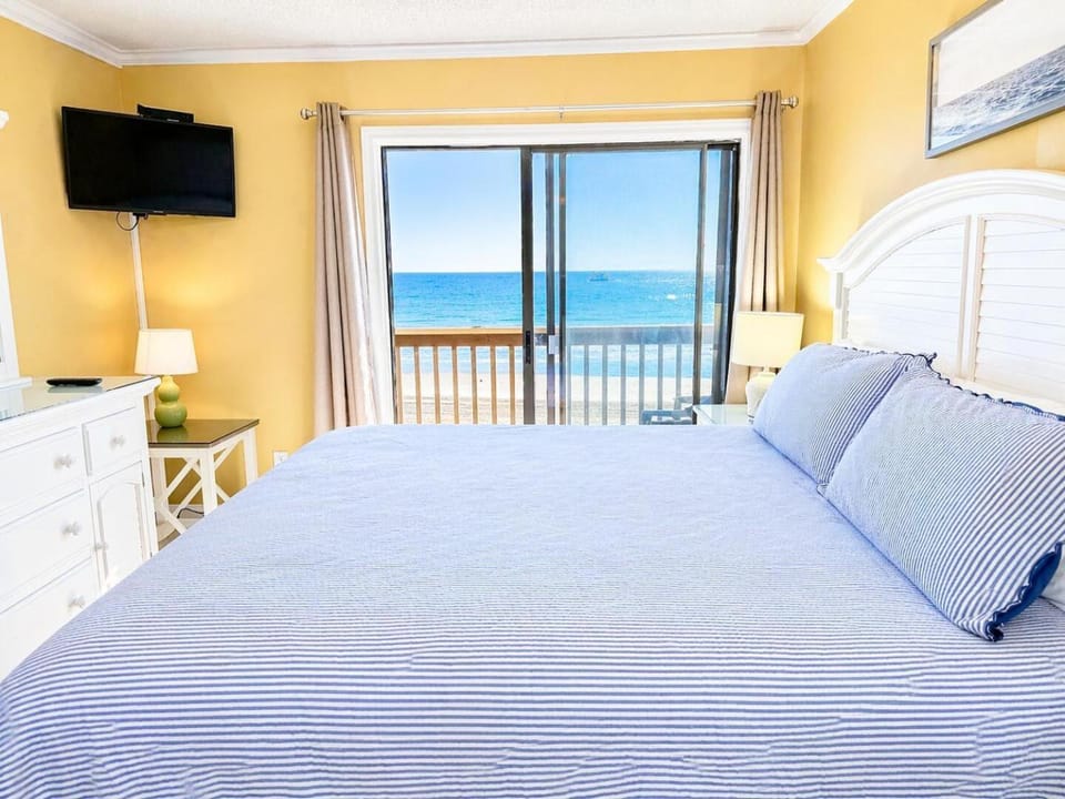 Bed, TV and multimedia, Photo of the whole room, Bedroom, Sea view