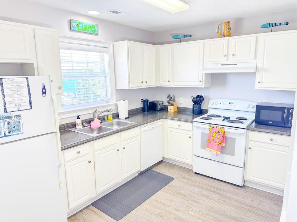 Coffee/tea facilities, Kitchen or kitchenette, dishwasher, oven, stove, toaster