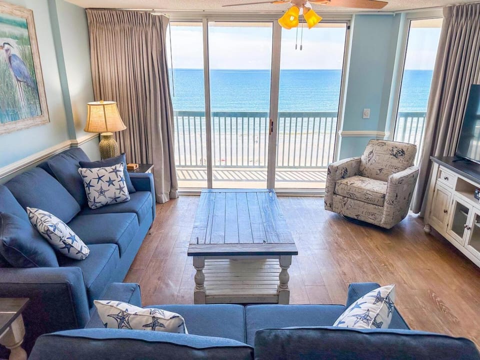 Communal lounge/ TV room, TV and multimedia, View (from property/room), Living room, Sea view