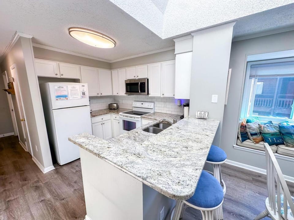 Kitchen or kitchenette, Dining area, dishwasher, oven, stove, toaster