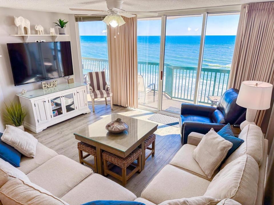 Communal lounge/ TV room, TV and multimedia, View (from property/room), Seating area, Sea view