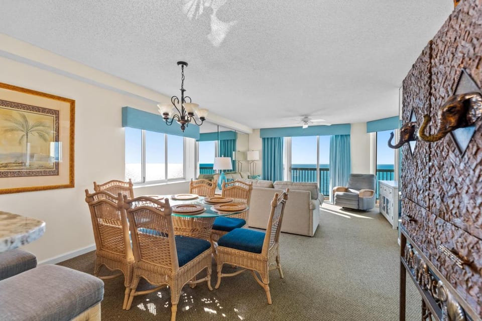 Seating area, Dining area