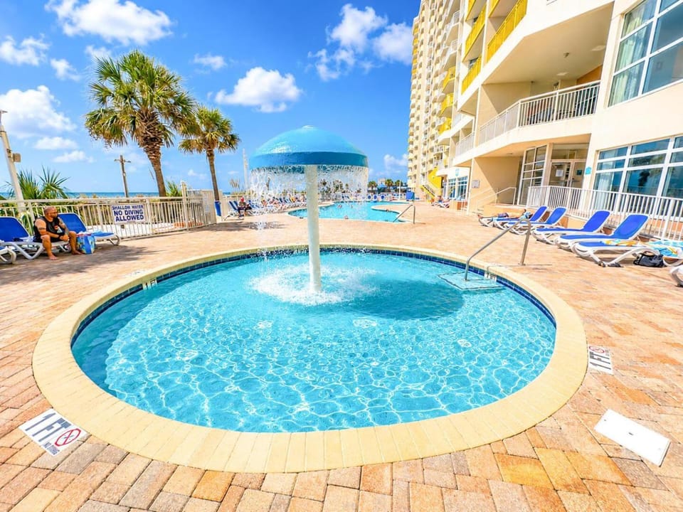 Property building, Patio, Day, Pool view, Swimming pool, sunbed