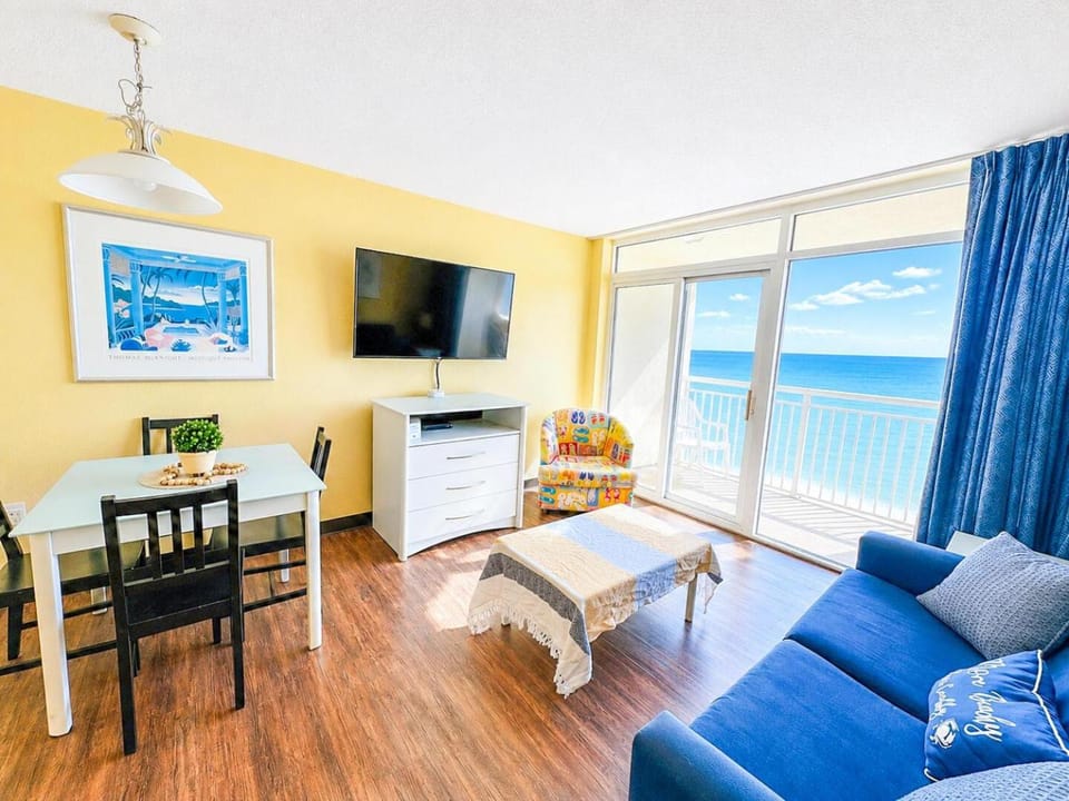 Communal lounge/ TV room, TV and multimedia, Living room, Seating area, Dining area