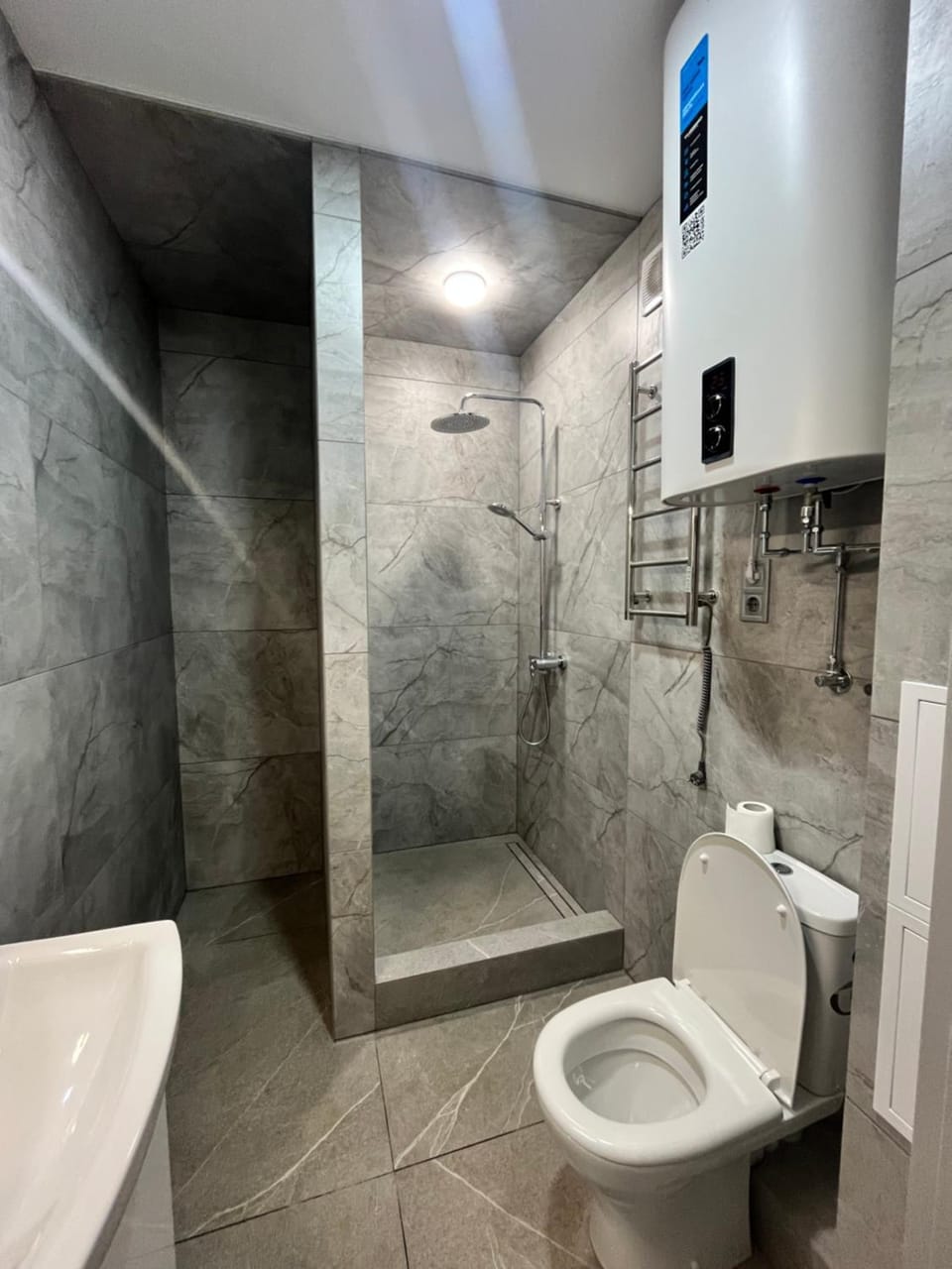 Shower, Toilet, towels