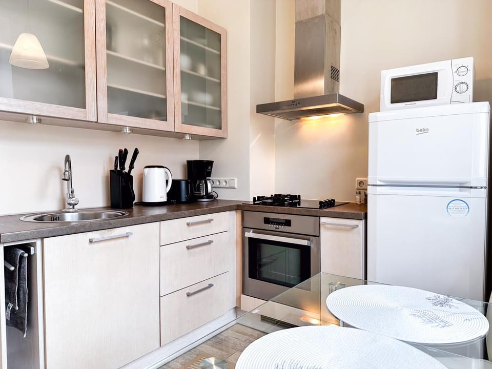 Coffee/tea facilities, Kitchen or kitchenette, Dining area, dishwasher, oven, stove, toaster