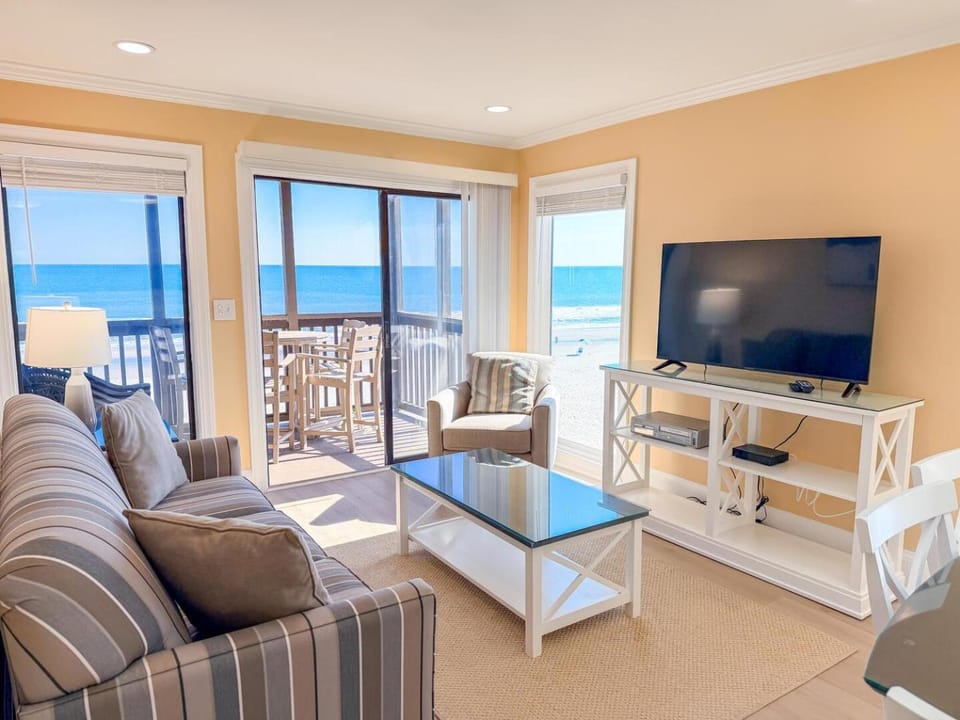 Communal lounge/ TV room, TV and multimedia, Living room, Seating area, Beach, Sea view