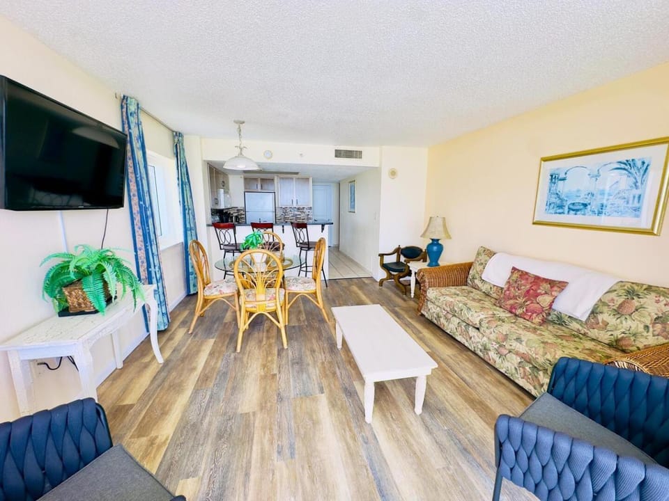 Communal lounge/ TV room, TV and multimedia, Kitchen or kitchenette, Living room, Seating area, Dining area