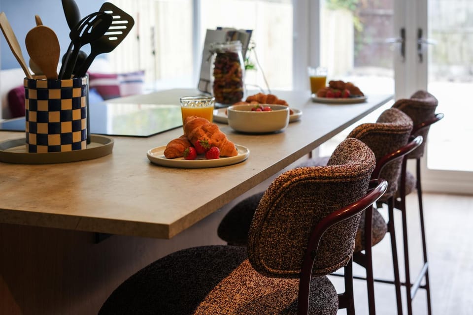 Food and drinks, Dining area, Food, Breakfast, Continental breakfast