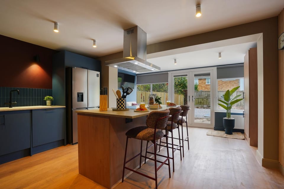 Kitchen or kitchenette, Dining area, oven