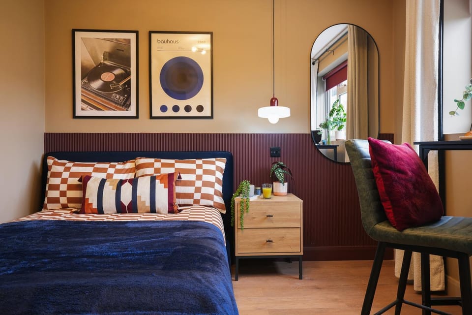 Bed, Seating area, Bedroom