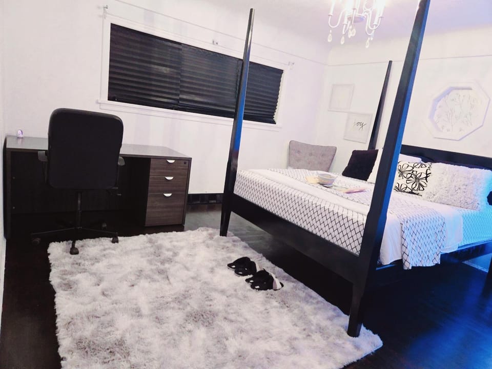 Private 2 BR Cozy Home Private Parking Free Sparkling and Goodies! 4 mins from Metrotown Villa in Burnaby