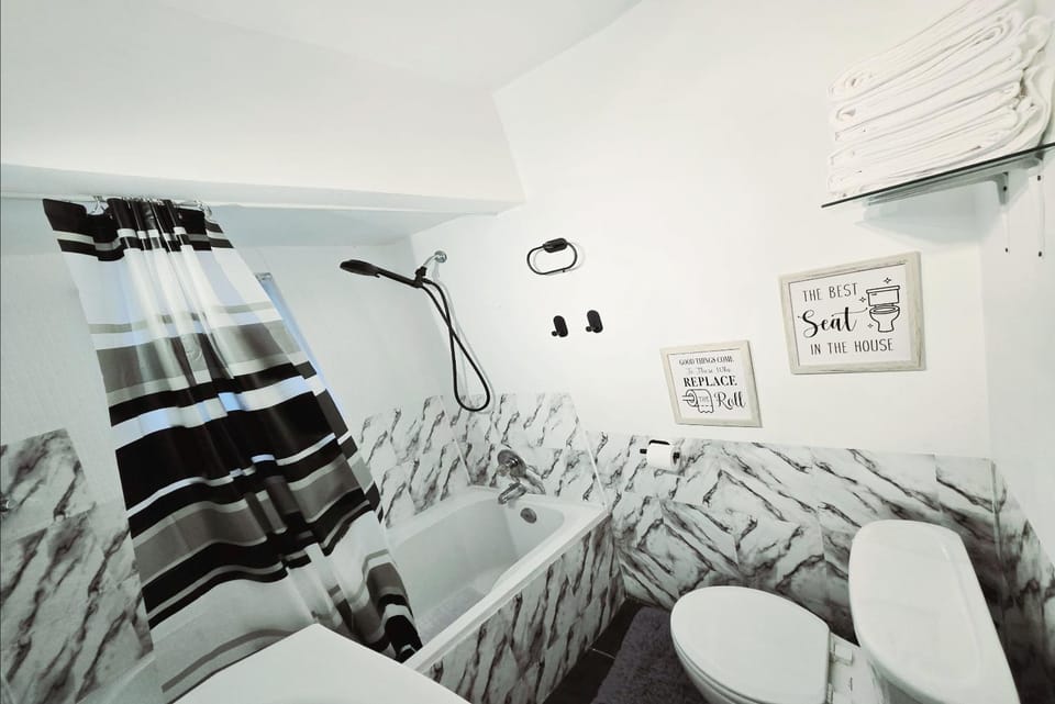 Private 2 BR Cozy Home Private Parking Free Sparkling and Goodies! 4 mins from Metrotown Villa in Burnaby