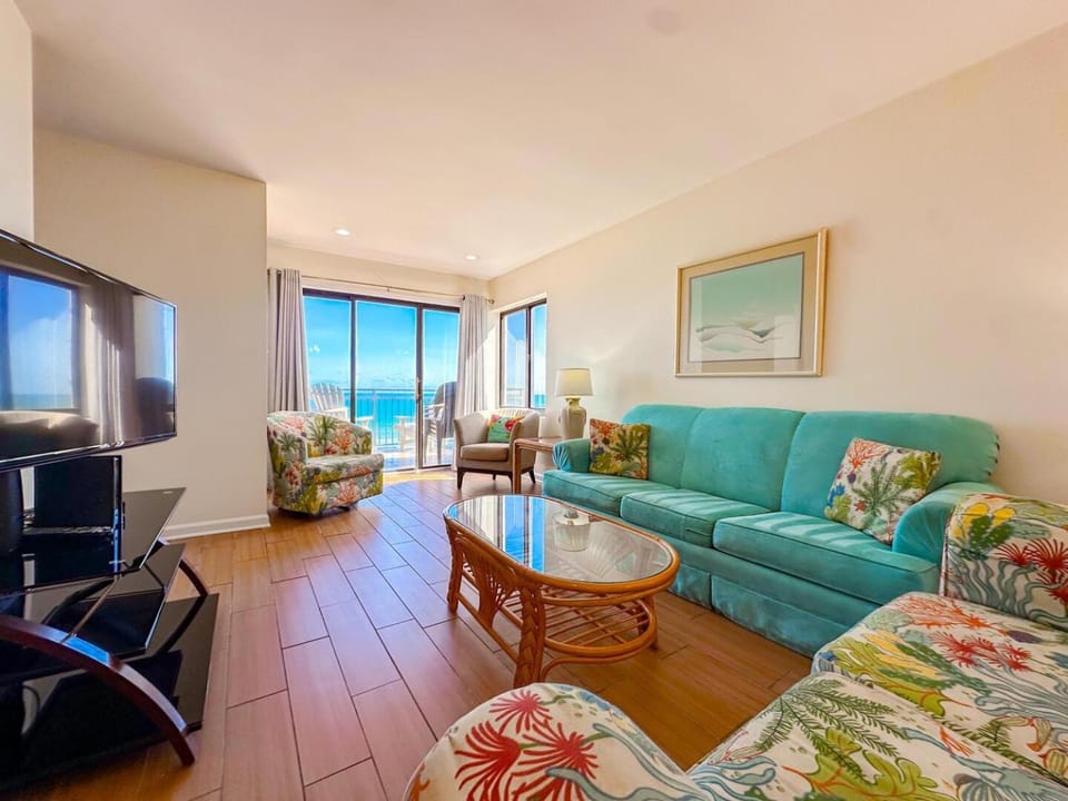Communal lounge/ TV room, TV and multimedia, Living room, Seating area
