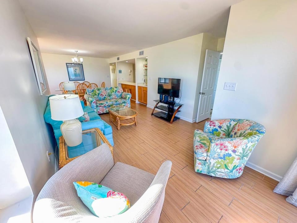 Communal lounge/ TV room, TV and multimedia, Living room, Photo of the whole room, Seating area