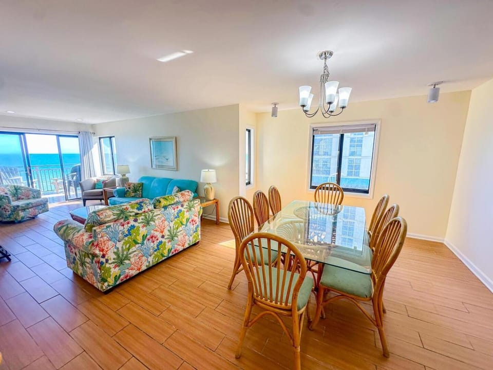 Photo of the whole room, Seating area, Dining area