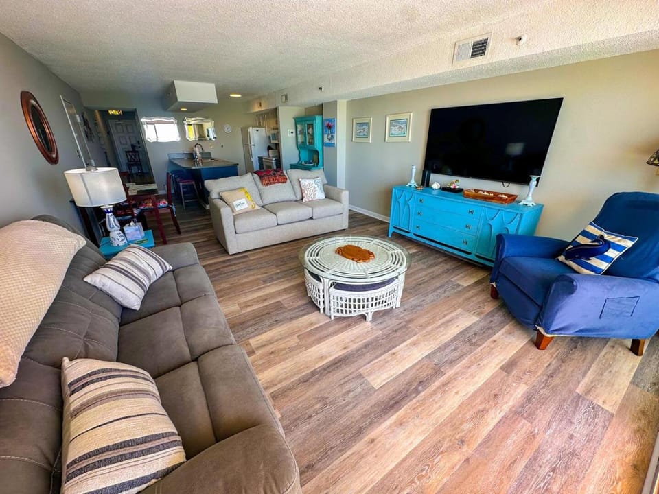 TV and multimedia, Living room, Seating area, Evening entertainment