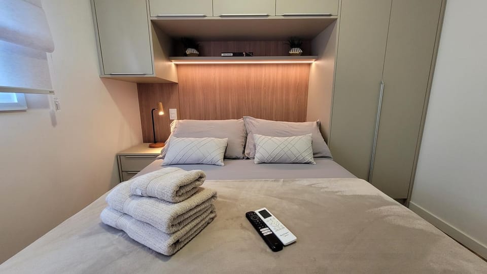 Bed, TV and multimedia, Photo of the whole room, Bedroom, towels, wardrobe