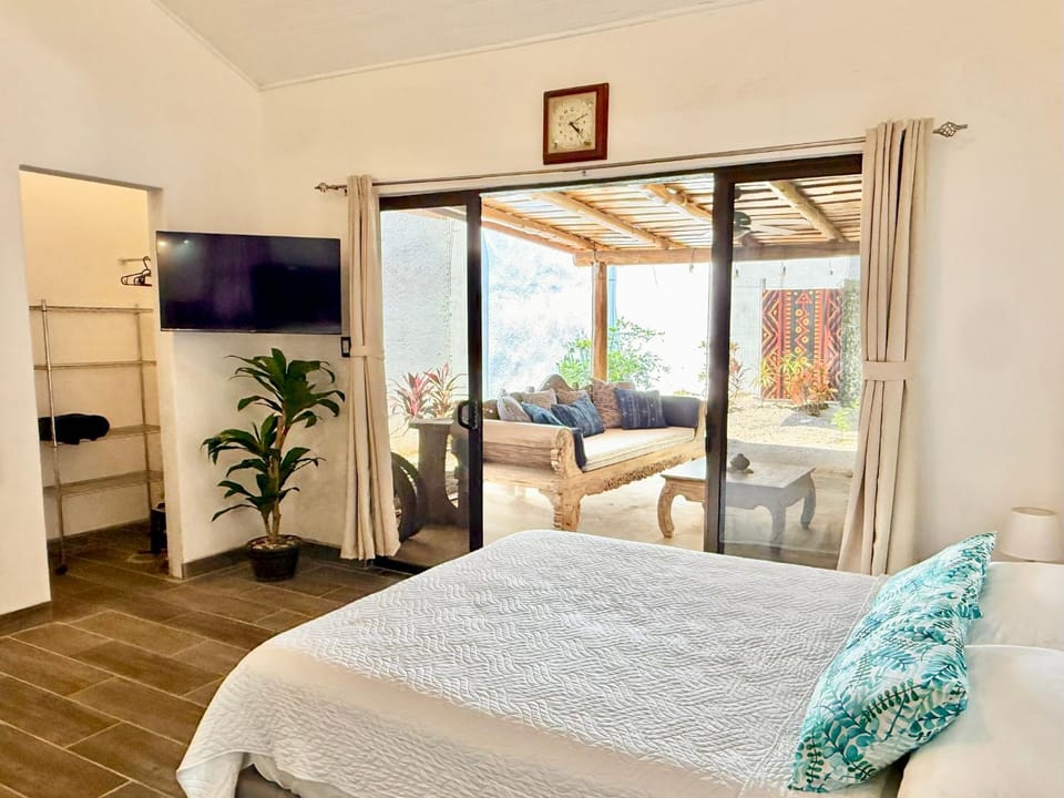 Bed, TV and multimedia, View (from property/room), Balcony/Terrace, Photo of the whole room, Bedroom