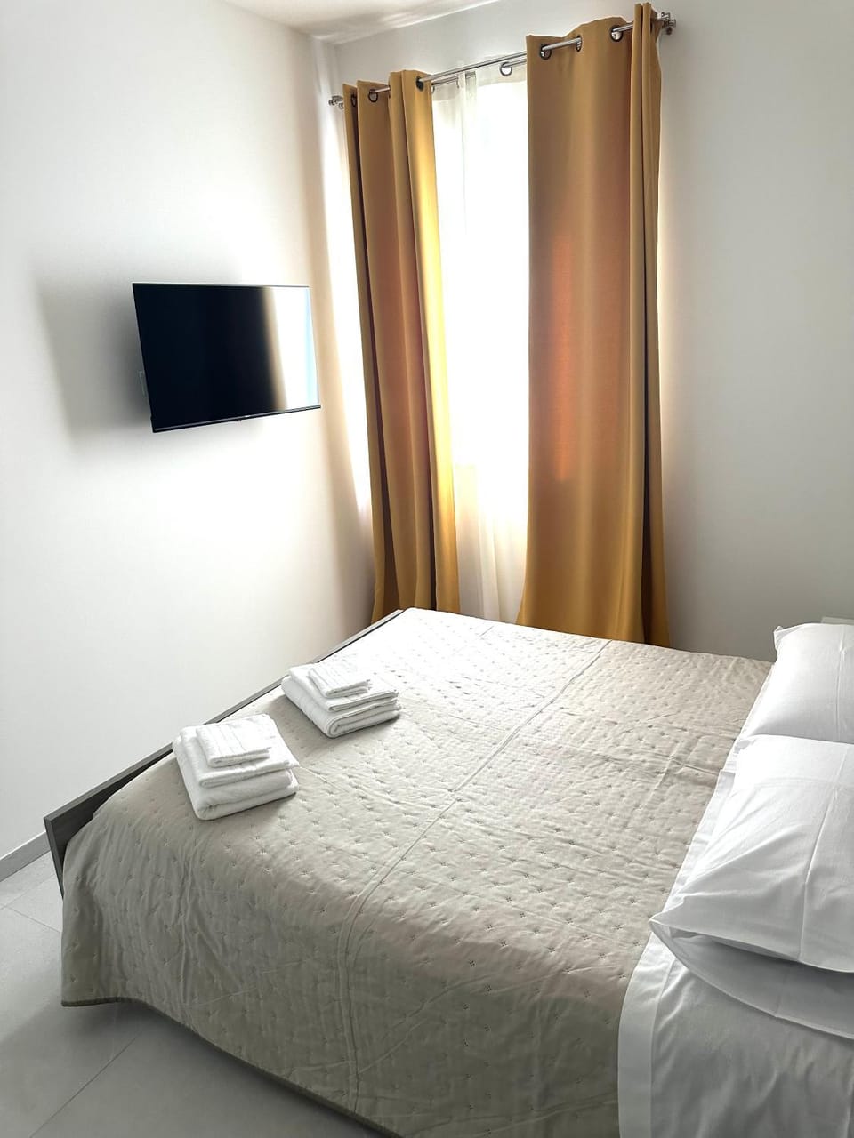 Bed, TV and multimedia, Photo of the whole room, Bedroom, towels