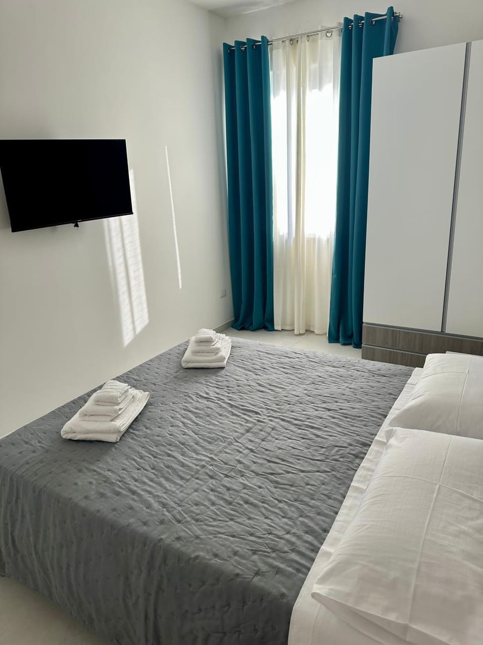 Bed, TV and multimedia, Photo of the whole room, Bedroom, towels, wardrobe