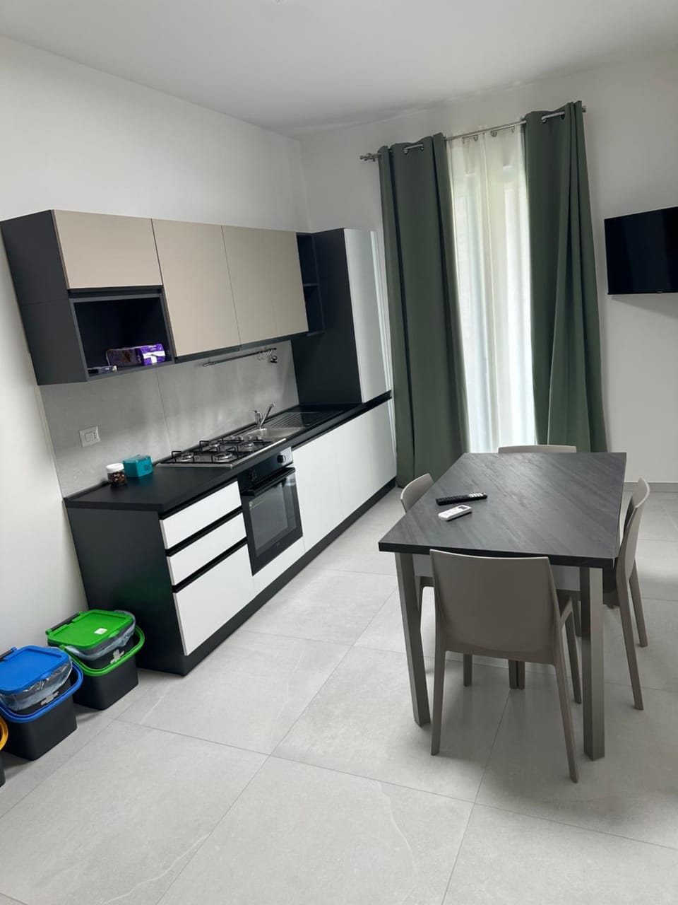 TV and multimedia, Kitchen or kitchenette, Dining area, oven, stove