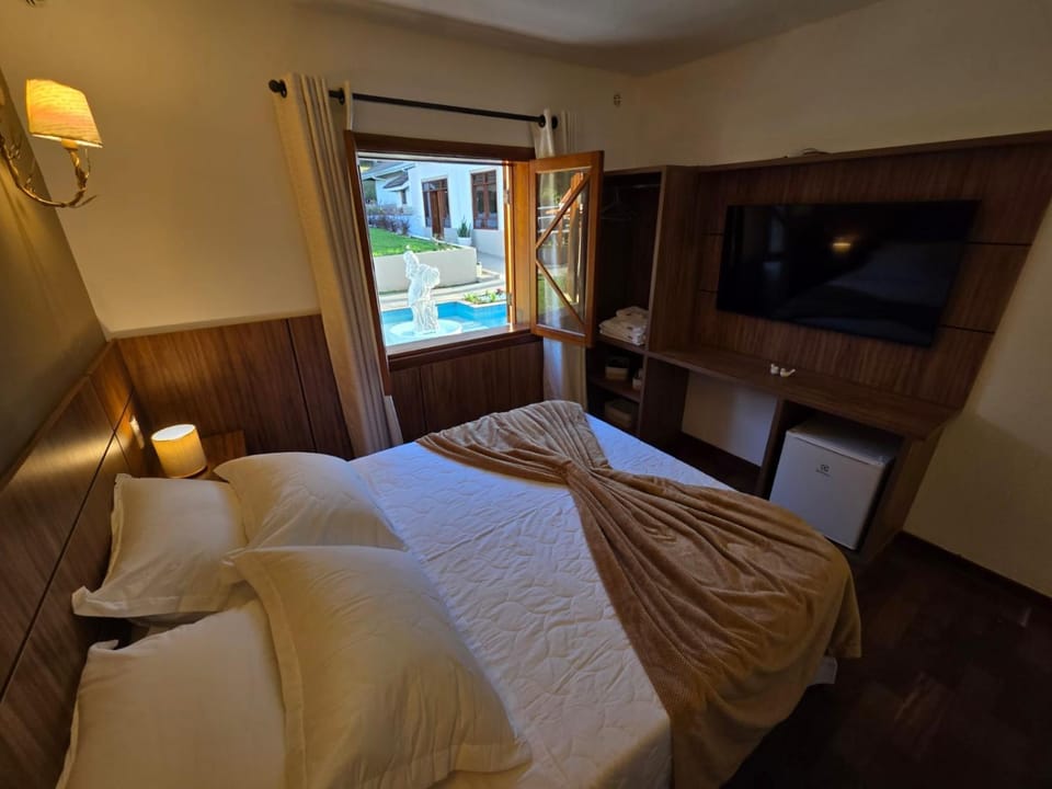 Bed, TV and multimedia, Photo of the whole room, Bedroom